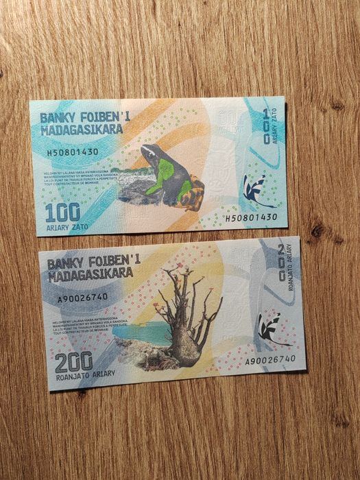 Vând bancnote din Madagascar