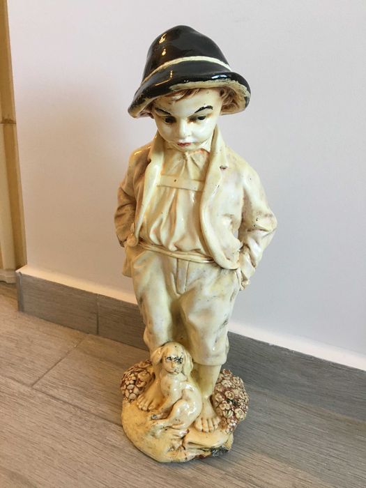 Statueta baiat cu catel