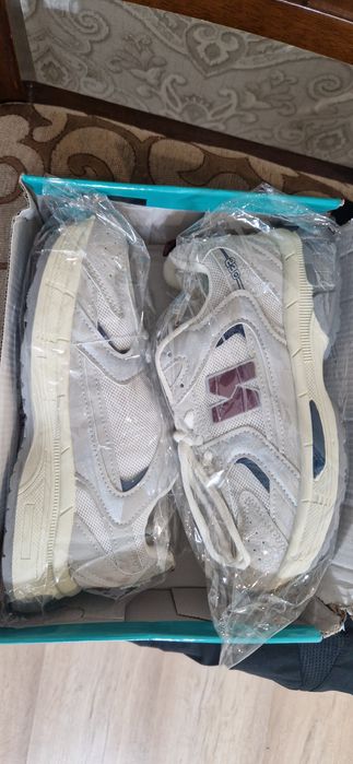 Кроссовки новые легкие