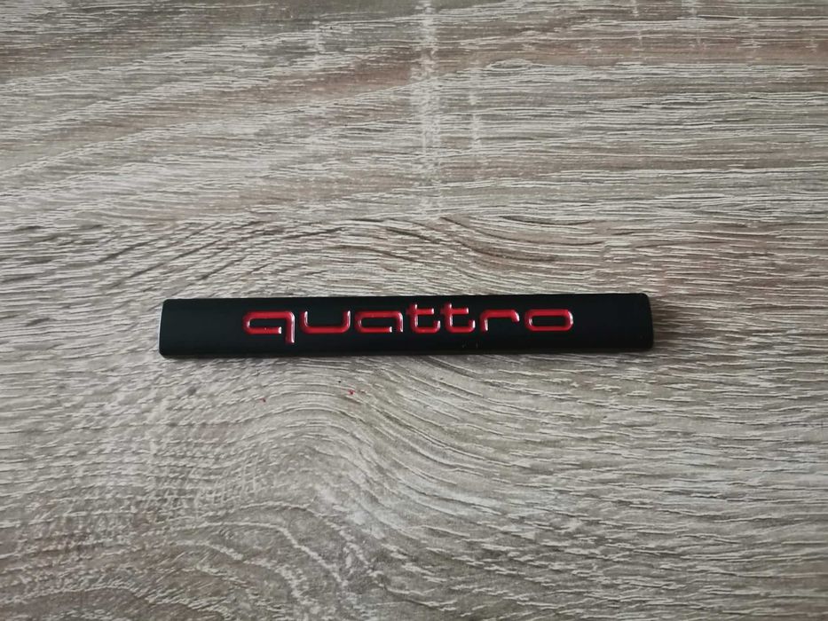 Audi Quattro черно с червено метална емблема
