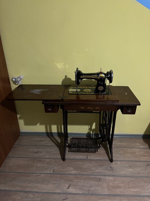 Vintage шевна машина Standard (标准牌) с оригинален шкаф – отлично състояние
