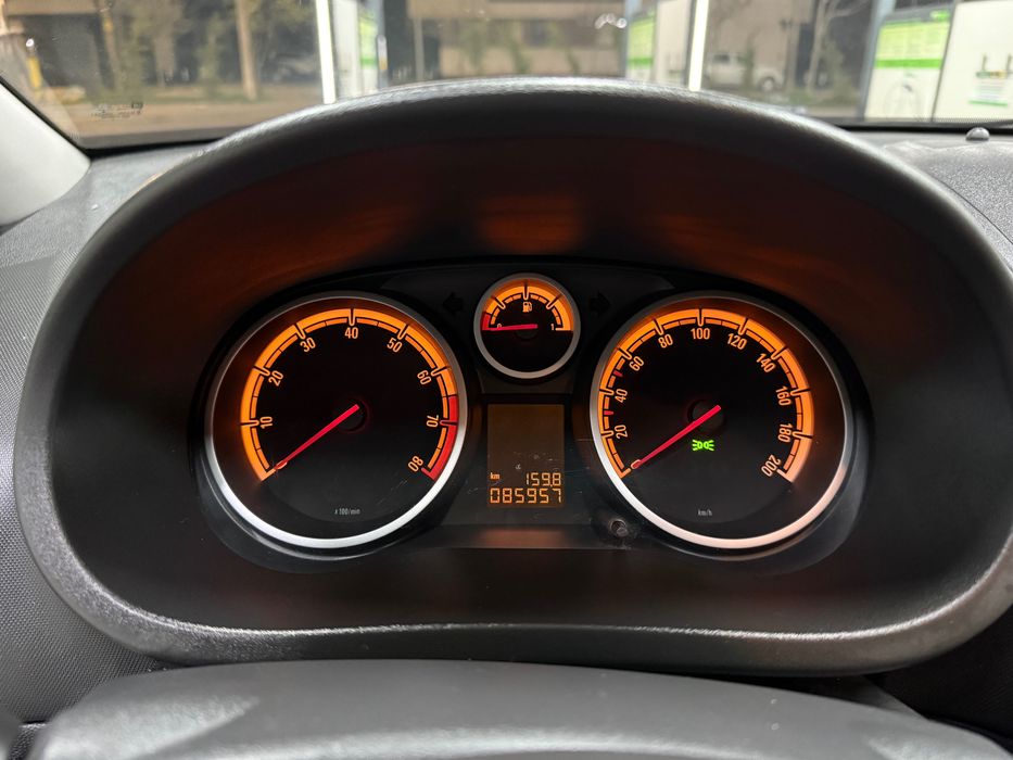 Opel Corsa D 1.2 benzină ediție 111 - 86000 km