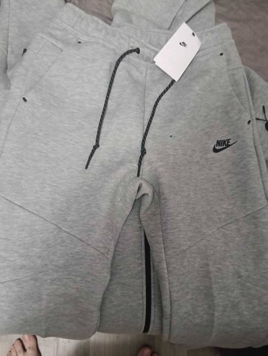 Vând trening Nike tech