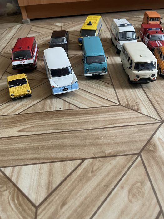 Машинки коллекционные разных размеров