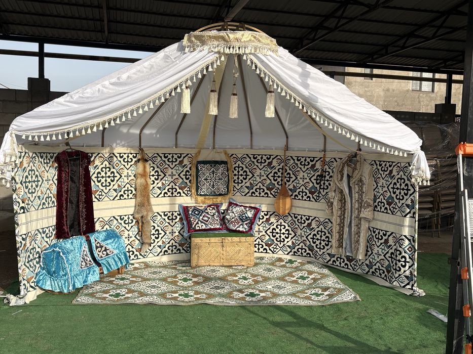 Аренда стол стульев с посудами