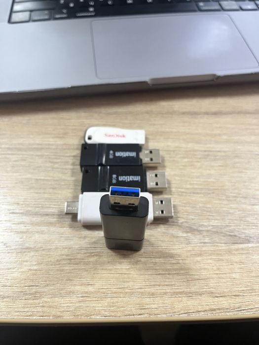 Kompyuter fleshkalar sotiladi