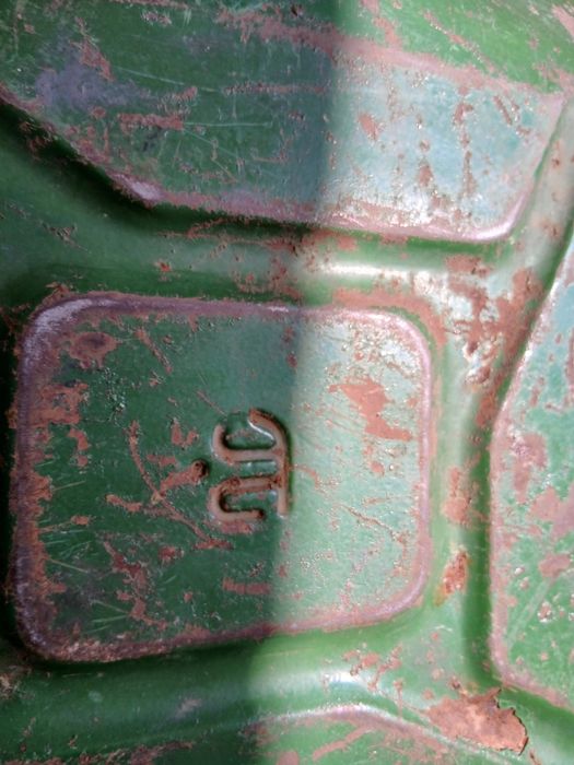 Канистра для бензина железная.