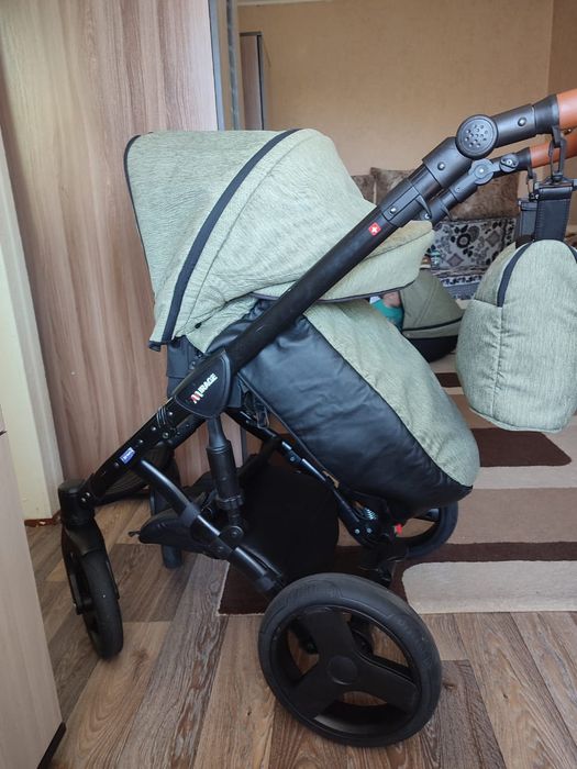 Коляска стильная
