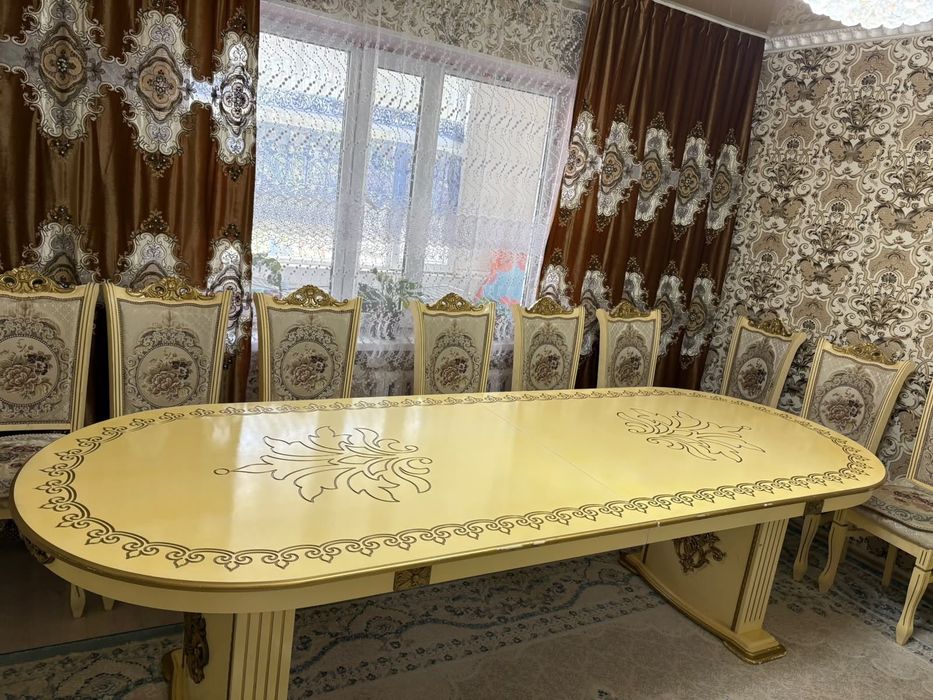 Продается стол с стульями