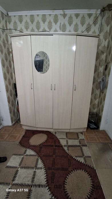 Шкаф сотилади. Катта, қулай ва икки бўлимли.
Бир томонида кийим илгичл