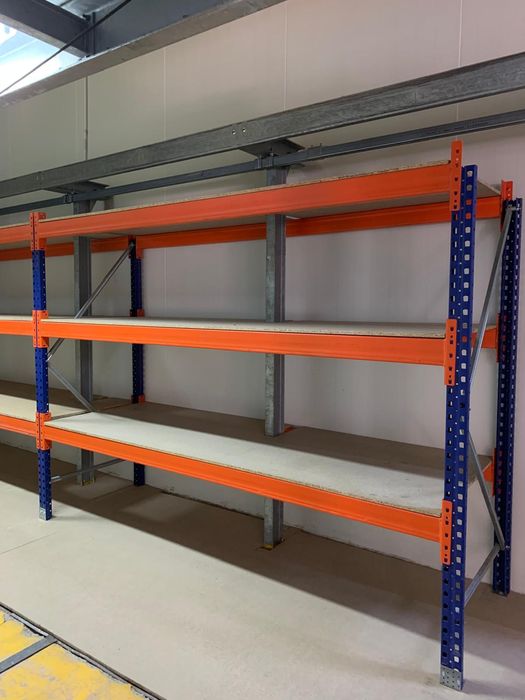 Echipare hala cu rafturi metalice industriale pentru paleti