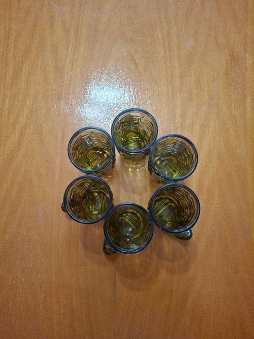 Продам хрустальные жёлтые рюмки