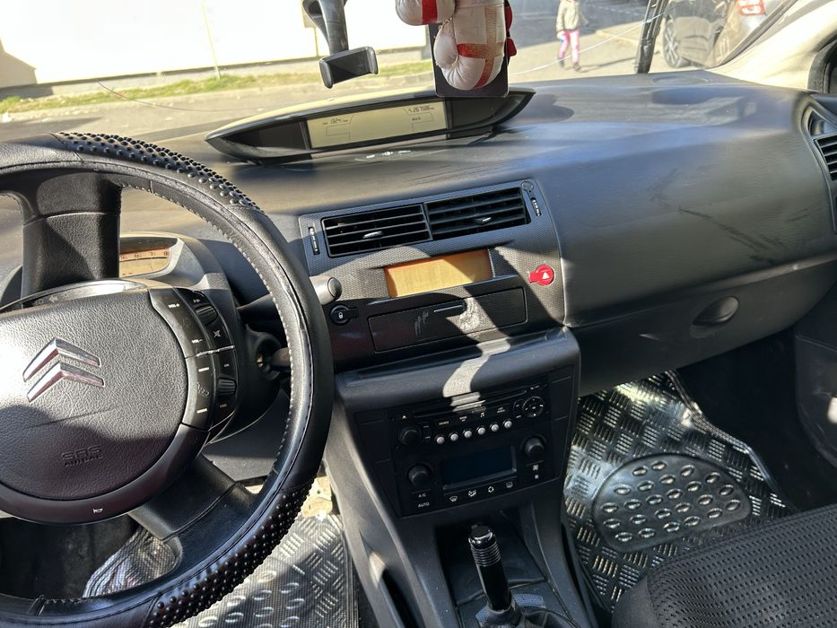 Vand citroien c4 cupe sau variante .masina este întro stare foarte bun