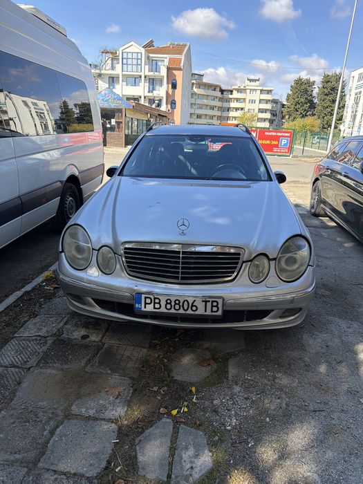 Продавам e class 2003г. Автомобила е обслужен, има следи от опотреба.