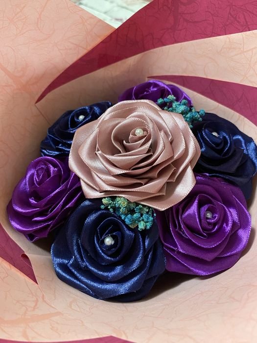 Ръчно изработени букети от сатенени рози
