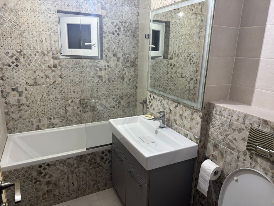 Închiriez apartament 3 camere, 2bai, Centrala termica