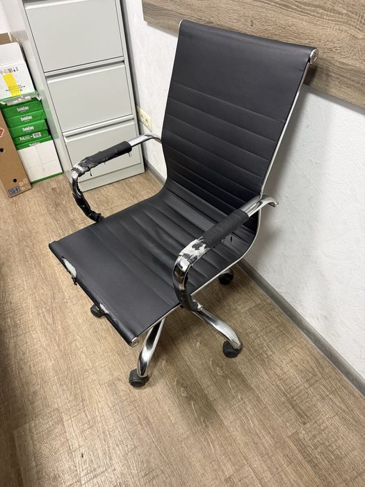 Офисное кресло на колесиках