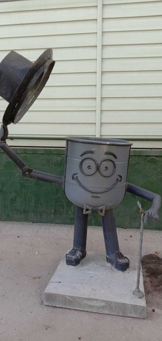 Человек. Мусорный-бак