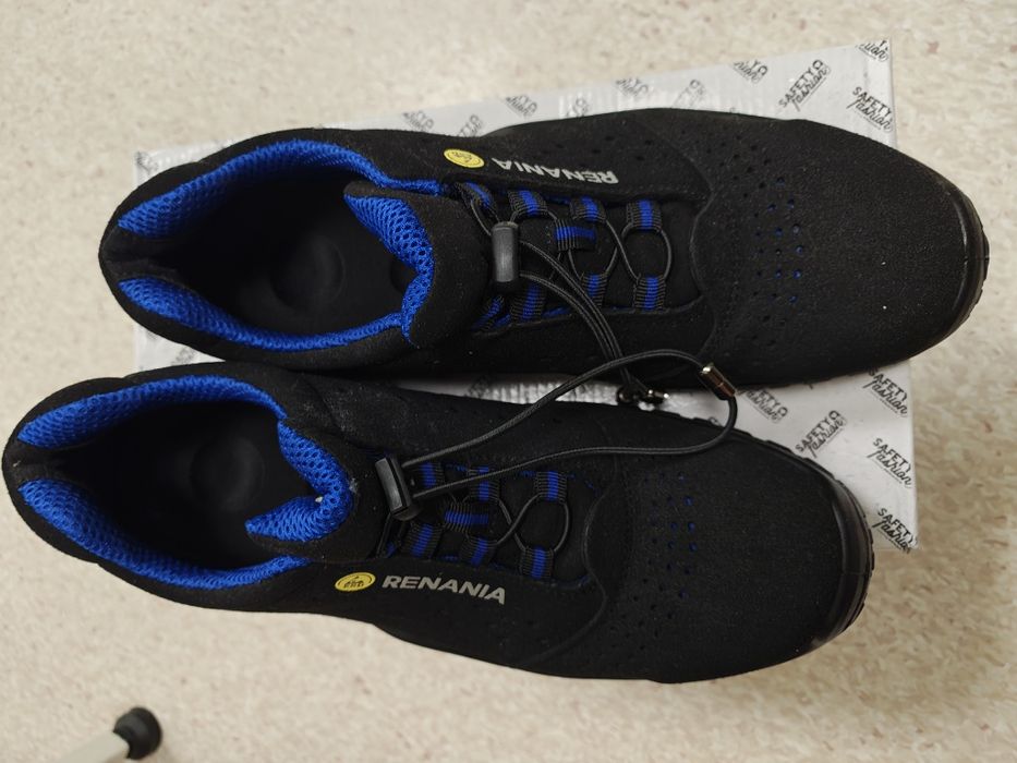 Vând încălțăminte cu protecție