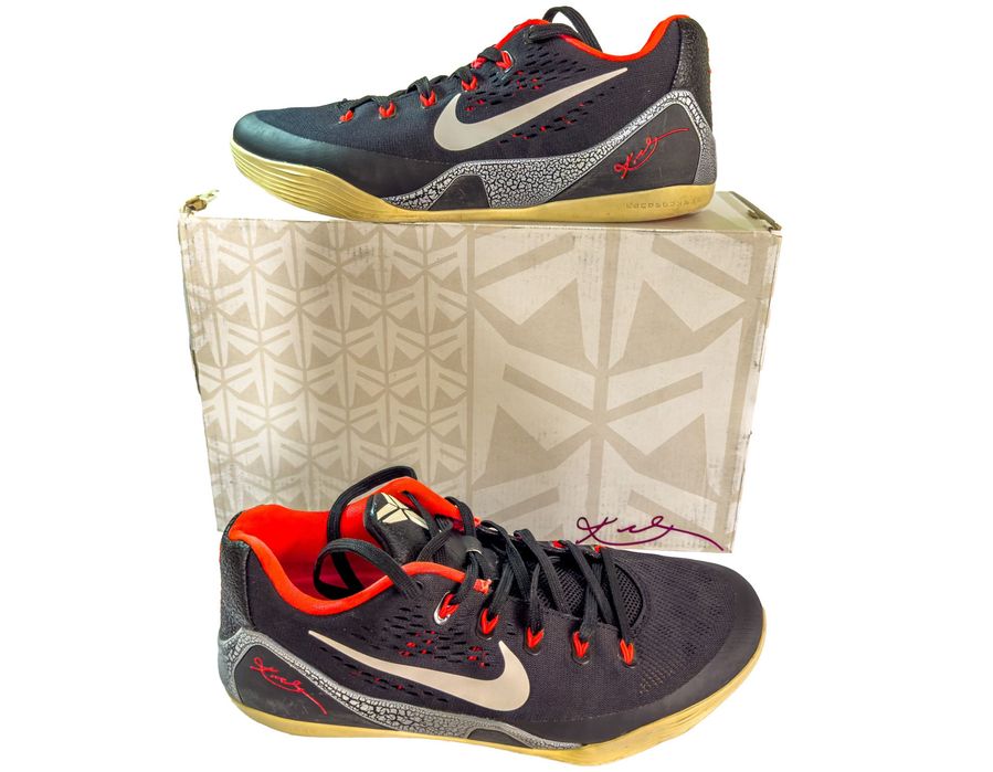 Adidasi Basket Nike Kobe 9 (IX) EM Low Laser Crimson, cateva purtari