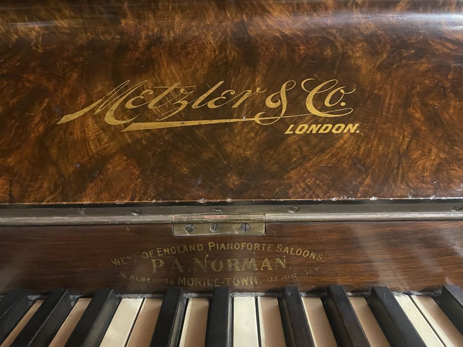 Pianina Metzler London