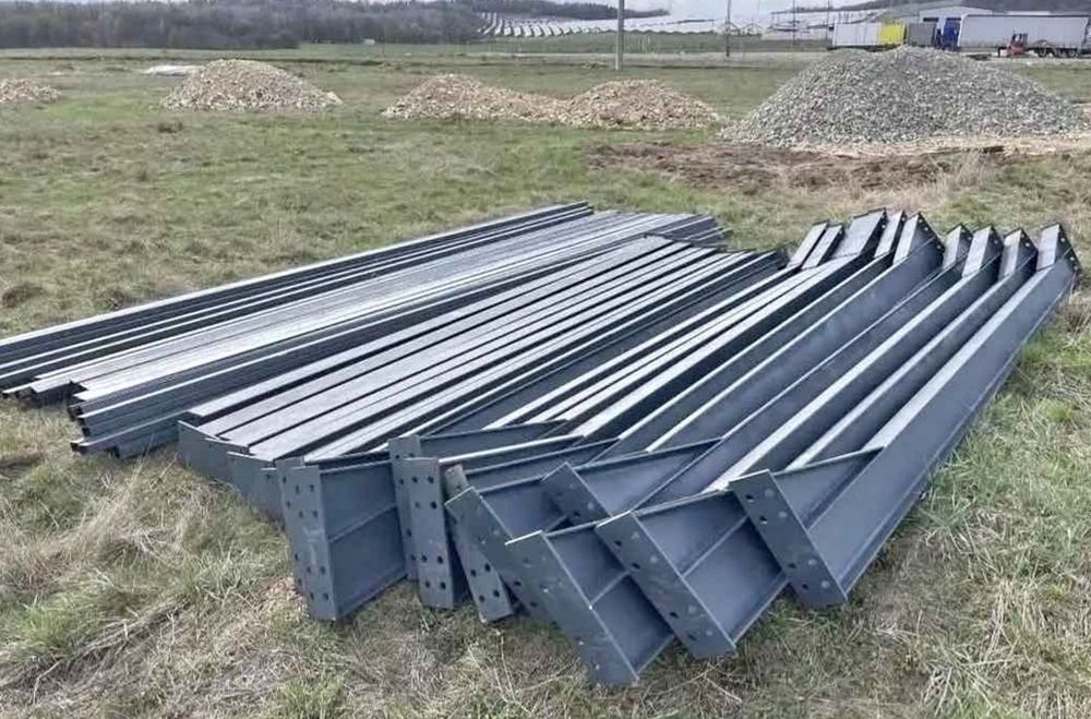 Vând structură metalică
10x20x4 din ipe de 160 
5 ferme 
10 stâlpii 
10 cuzineți 
Și șuruburi 

Toată structura metalică vin văpsită