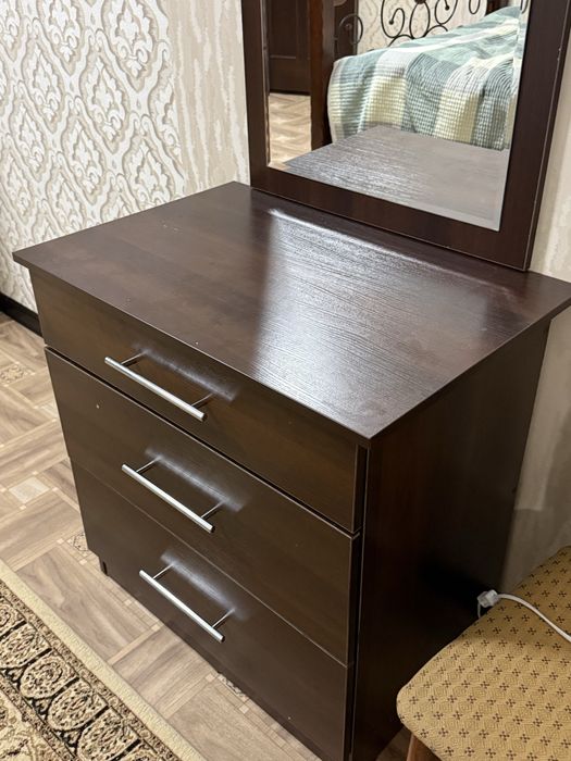 Продам комод с зеркалом