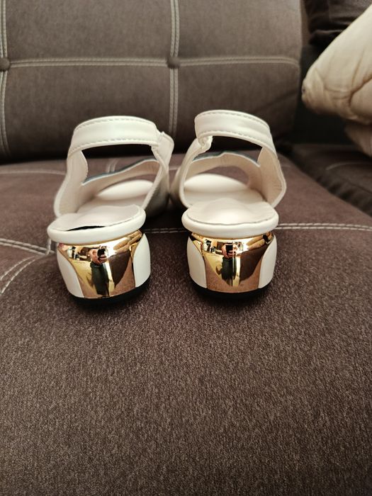 Vând sandale damă casual