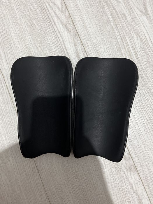 Продам футбольные щитки