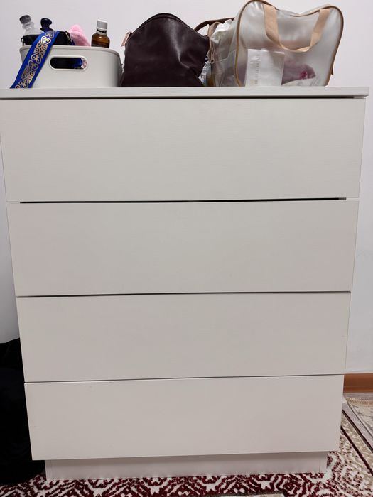 Манеж с белым комодом