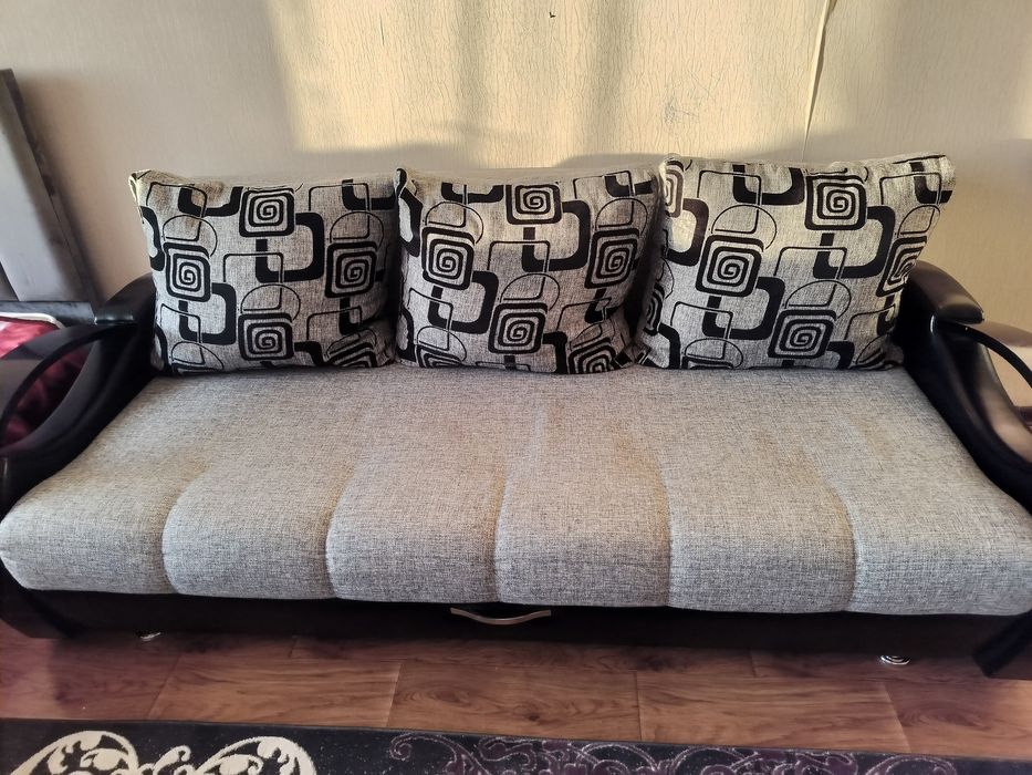 Диван серый с подушками