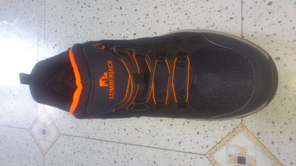 продаю отличные  фирменные кроссовки lumberjack р 42 звоните смело