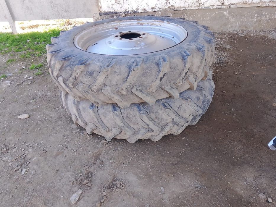 Трактордың екі дөңгелегі