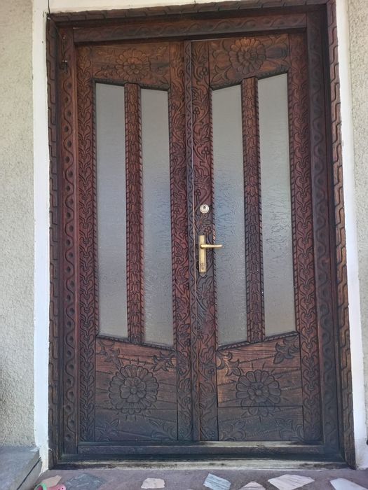 Ușa intrare din lemn masiv sculptată manual