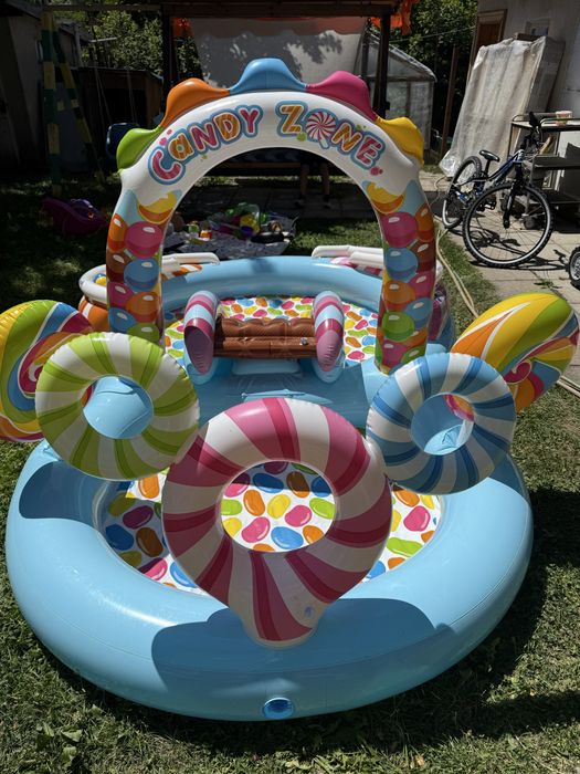 Надуваем център за игра с пързалка INTEX Candy Zone