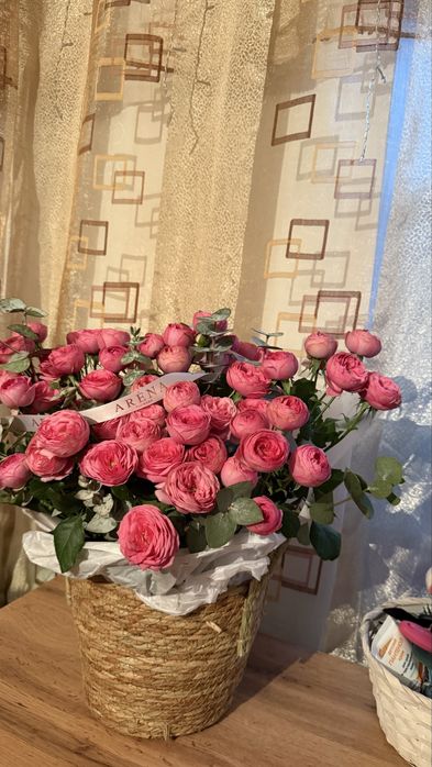 продам пионовидные розы, с корзиной