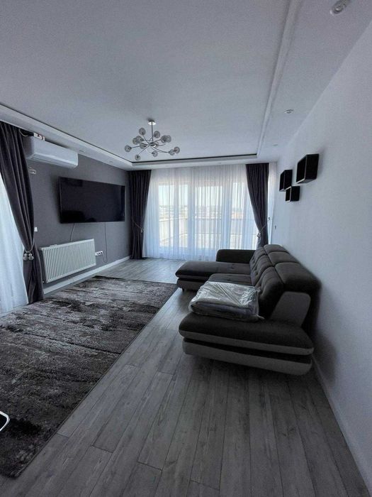 închiriere apartament 3 camere, 2 bai, un balcon, o terasa și 2 garaje