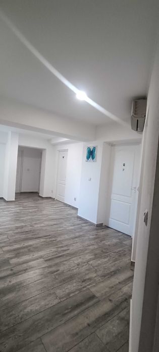 PROPRIETAR   VÂND APARTAMENT 4 CAMERE