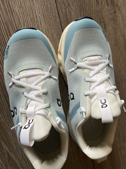 Кроссовки на девочку Новые!!