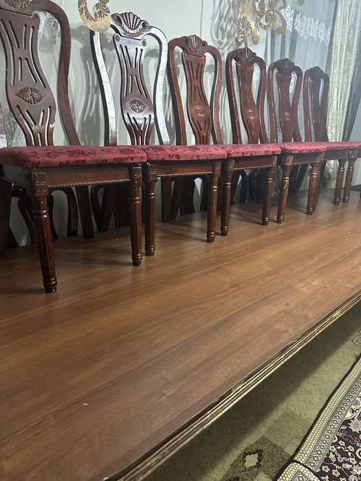 Стол со стульями в гостинную