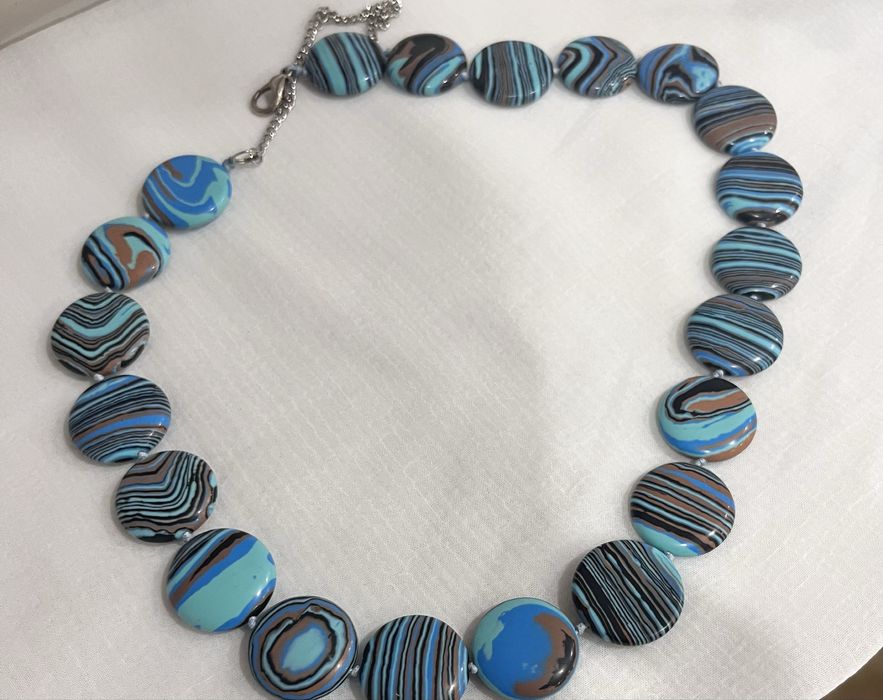 Стильное колье с эффектными крупными элементами.