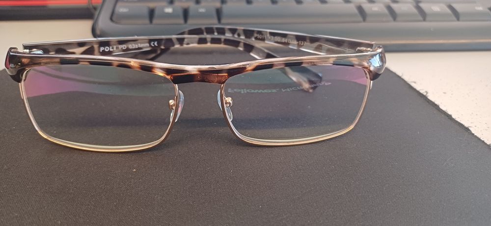 Ochelari de vedere noi.