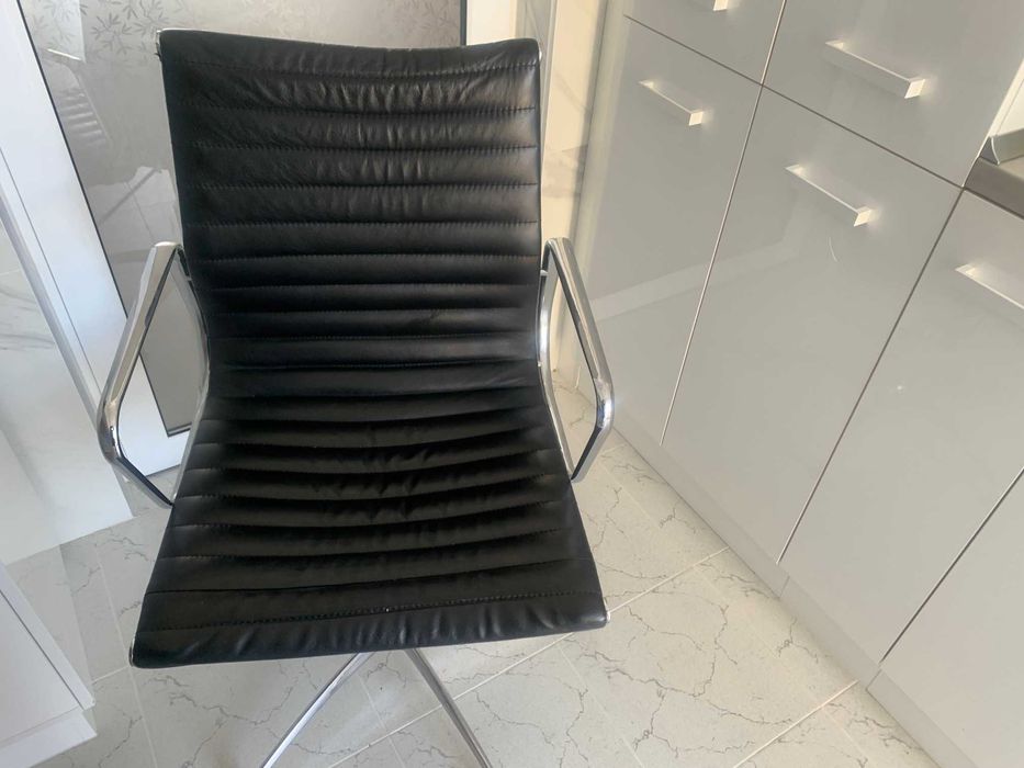 Продавам елегантен работен стол за бюро