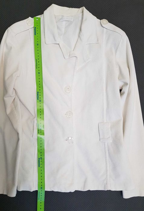 Бяло дамско палто