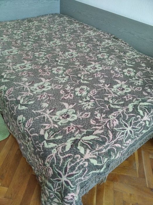 Покривала за легла  в  червено, сиво-синьо,  жакард