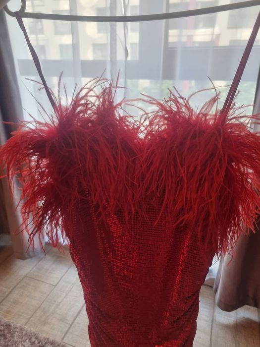 Rochie Roșie Cu Paiete Și Pene Nissa