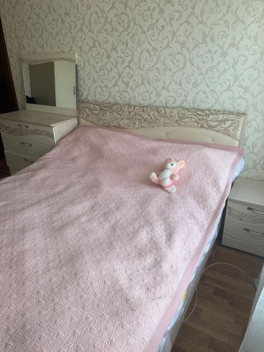 Продал в спальне гарнитур