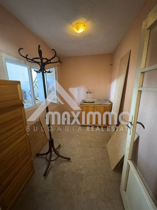 Дава се под наем Склад в Долни чифлик - 519 кв.м за 570 € - Снимка #3