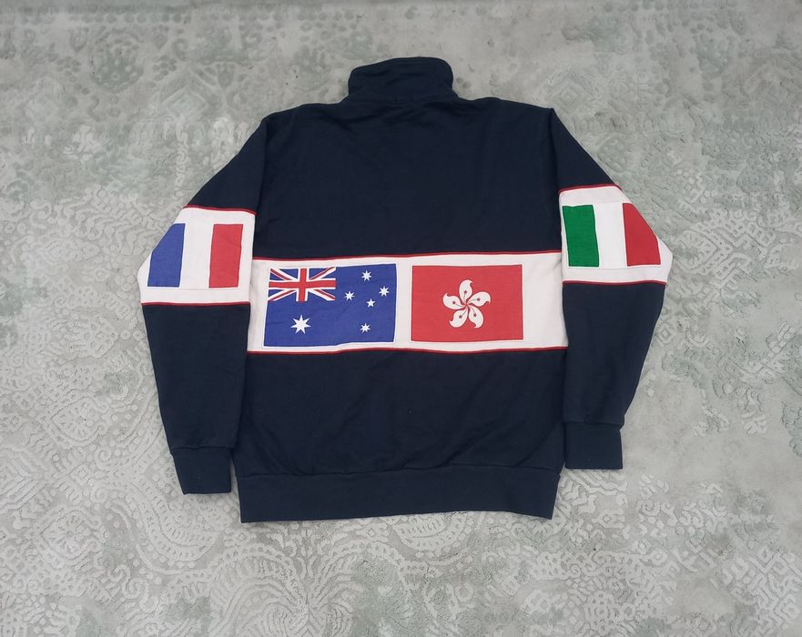 Vintage полузамок с флагами archive