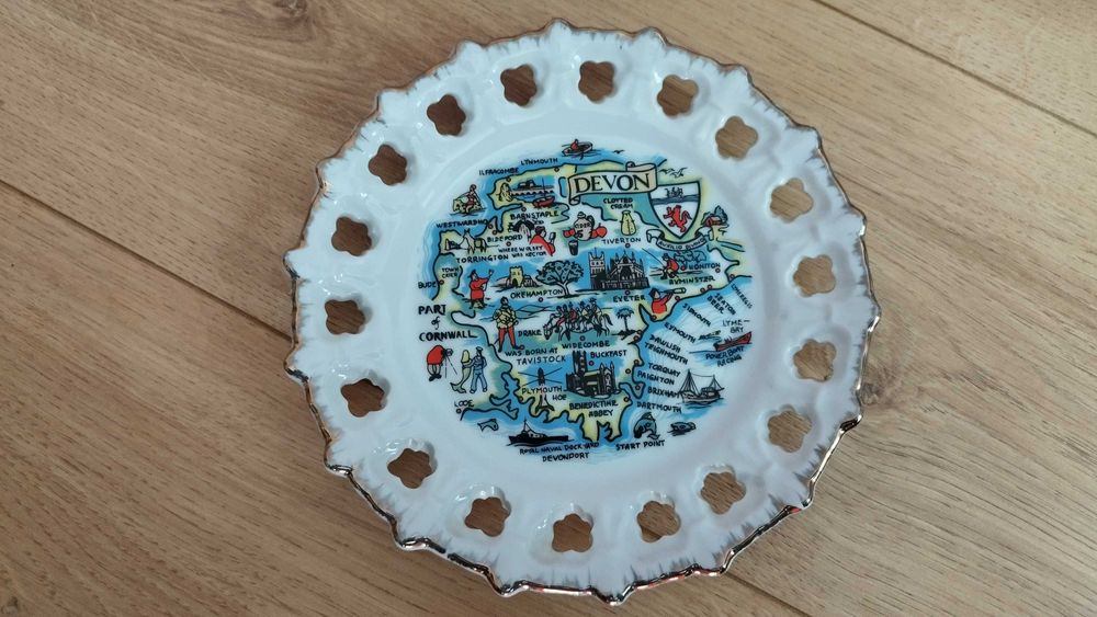 Красива декоративна чиния от Англия.